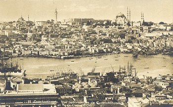18 Constantinople. Vue panoramique de Constantinople et de la Corne d'or.